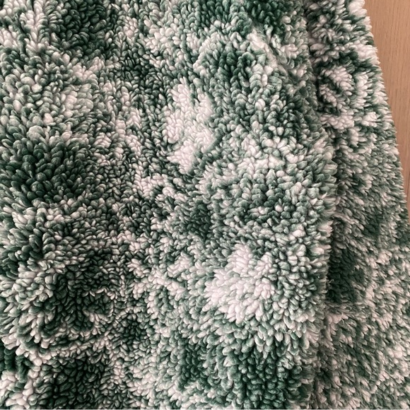 Aritzia Green and White Teddy Jacket - Picture 7 of 8